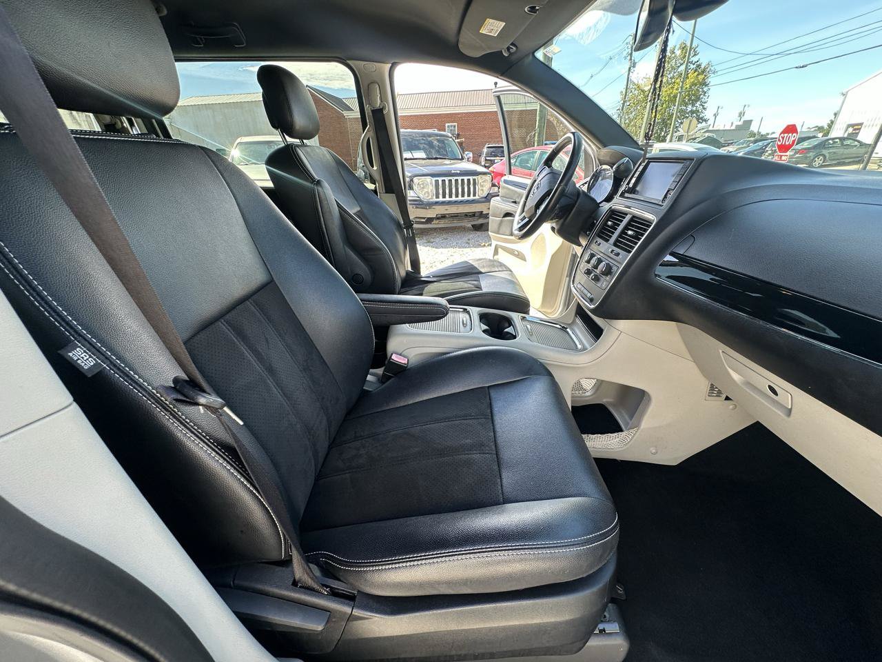 Used 2019 Dodge Grand Caravan SXT FWD image 14