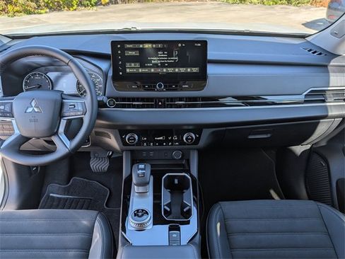 New 2025 Mitsubishi Outlander SE image 24