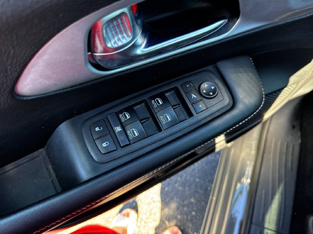 Used 2025 Chrysler Pacifica Limited FWD image 13
