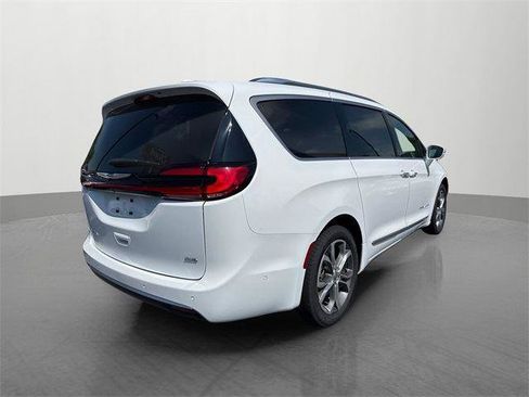 Used 2021 Chrysler Pacifica Pinnacle image 8