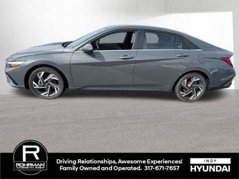 Used 2025 Hyundai Elantra Limited image 2