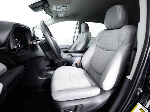 Used 2023 Toyota Sienna LE AWD/4WD image 24