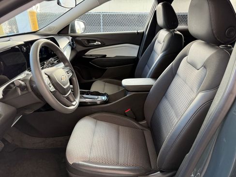 Used 2025 Chevrolet Trax LT image 27