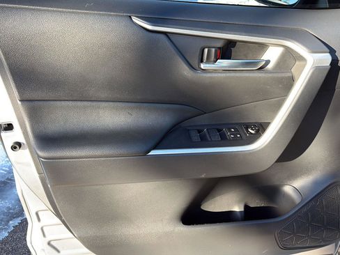Used 2024 Toyota RAV4 SE image 9