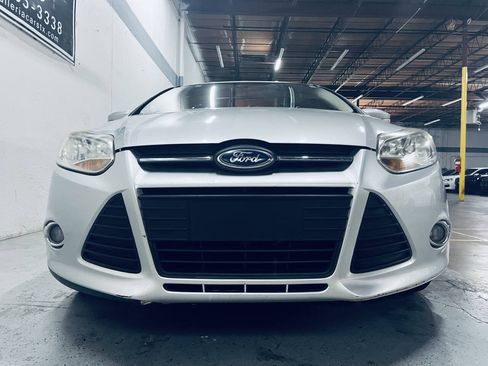 Used 2012 Ford Focus SE w/ SE Winter Pkg FWD image 4