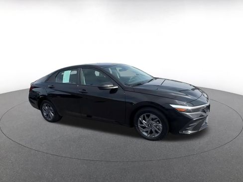 Used 2026 Hyundai Elantra Hybrid FWD image 2