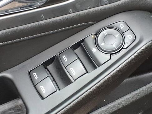 Used 2023 Chevrolet Traverse LT image 16