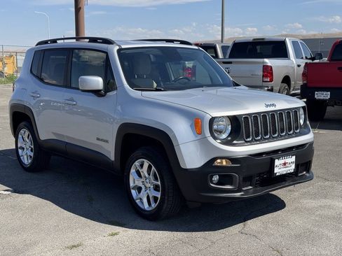 Used 2018 Jeep Renegade Latitude w/ Cold Weather Group AWD/4WD image 7