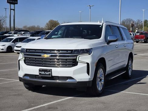 Used 2023 Chevrolet Suburban Premier image 3