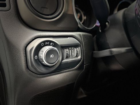 Used 2019 Jeep Wrangler Sport AWD/4WD image 13