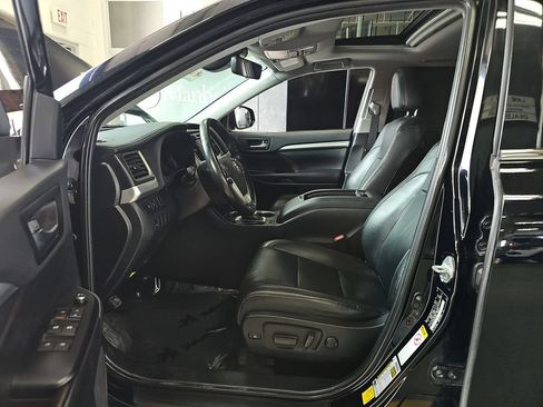 Used 2019 Toyota Highlander XLE w/ Carpet Mat Package (TMS) AWD/4WD image 12