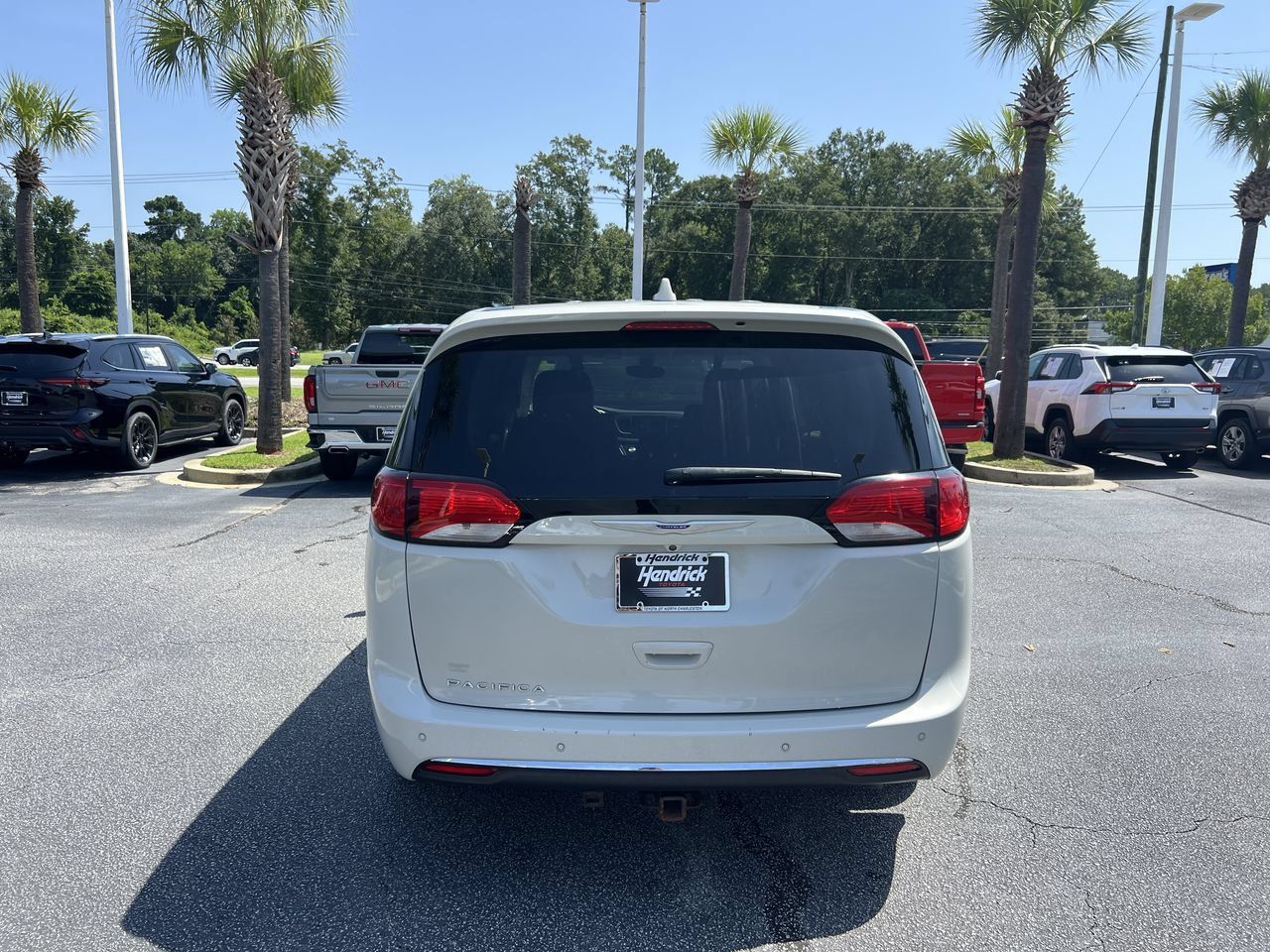Used 2020 Chrysler Pacifica Touring w/ Tire & Wheel Group FWD image 9
