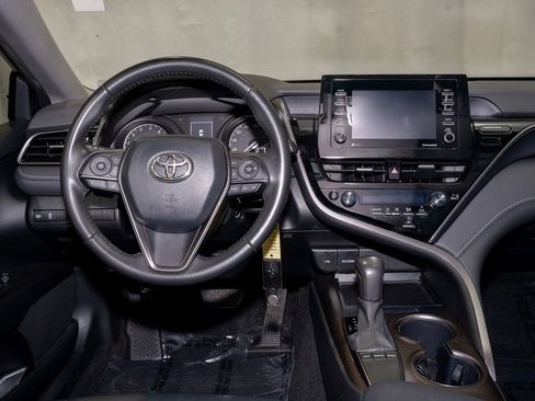 Used 2023 Toyota Camry SE image 2