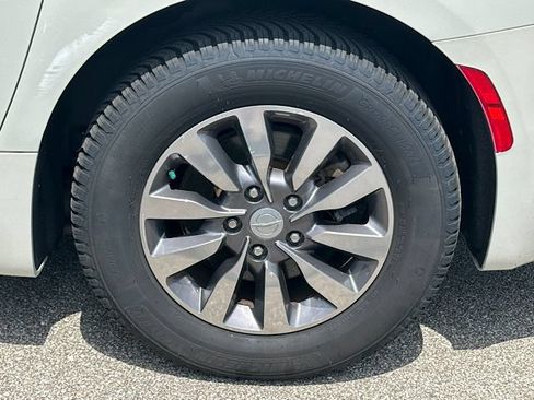 Used 2019 Chrysler Pacifica Touring-L Plus w/ Advanced Safetytec Group FWD image 34