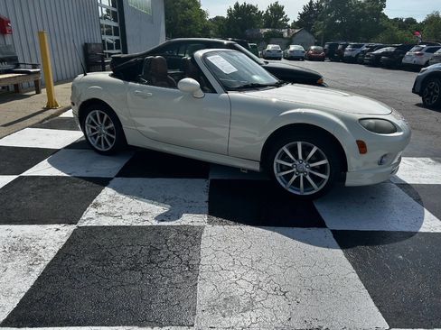 Used 2006 MAZDA MX-5 Miata Grand Touring w/ Premium Pkg RWD image 4