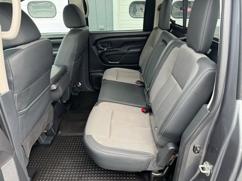 Used 2019 Nissan Titan S image 9