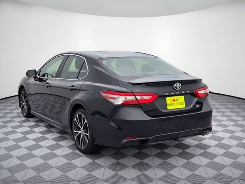 Used 2018 Toyota Camry SE FWD image 3