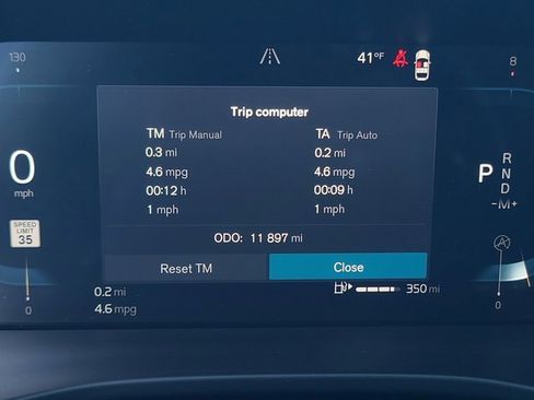 Used 2025 Volvo XC40 B5 Plus image 27