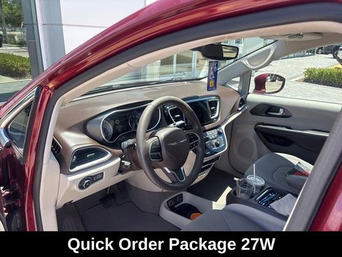 Used 2020 Chrysler Pacifica Touring w/ Advanced Safetytec Group FWD image 3