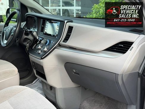 Used 2018 Toyota Sienna LE FWD image 37