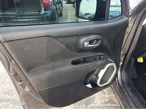 Used 2018 Jeep Renegade Latitude FWD image 29