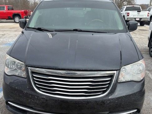 Used 2013 Chrysler Town & Country Touring image 10