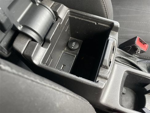 Used 2018 Ford Focus SE w/ SE Appearance Package image 29