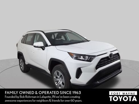 Used 2019 Toyota RAV4 LE w/ Carpet Mat Package FWD image 4