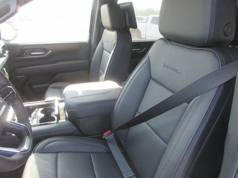 New 2026 GMC Yukon XL Denali w/ Denali Reserve Package AWD/4WD image 11