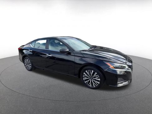 Used 2025 Nissan Altima 2.5 SV FWD image 2