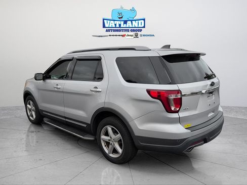 Used 2018 Ford Explorer XLT image 3