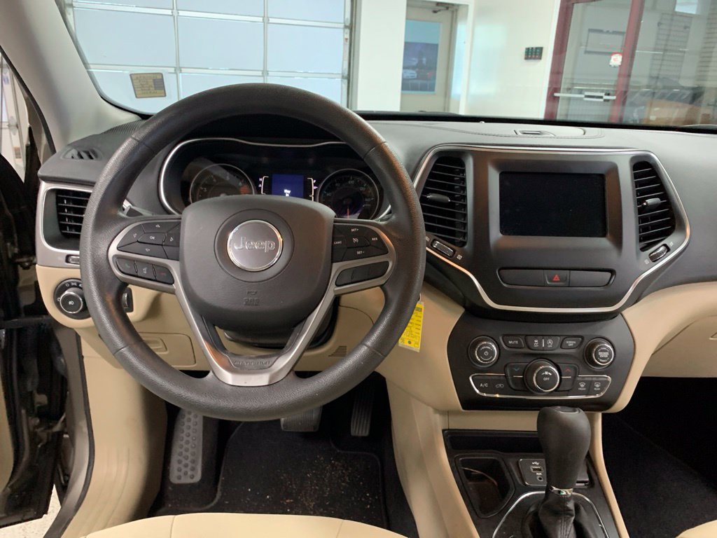 Used 2019 Jeep Cherokee Latitude w/ Popular Appearance Group FWD image 8