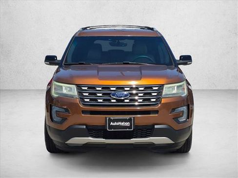Used 2017 Ford Explorer XLT w/ Equipment Group 202A FWD image 2