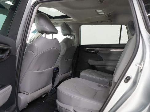 Used 2021 Toyota Highlander Limited AWD/4WD image 18