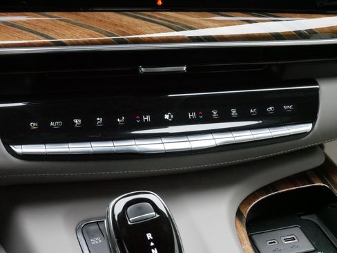 Certified 2023 Cadillac Escalade ESV Sport Platinum image 23