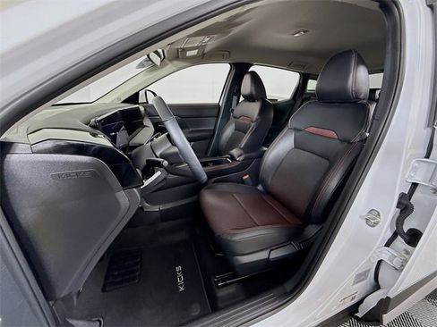 Certified 2025 Nissan Kicks SR image 5