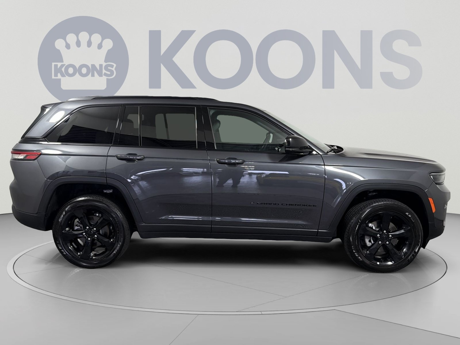 Used 2025 Jeep Grand Cherokee Altitude AWD/4WD image 8