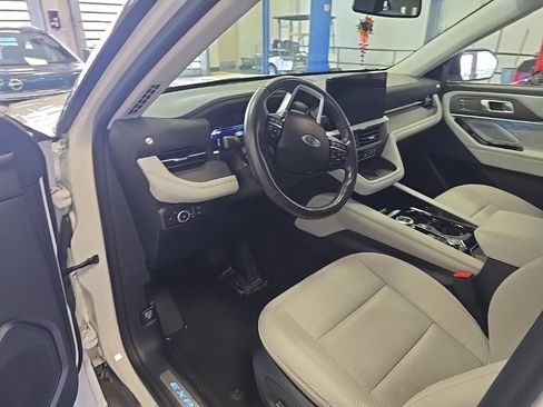 Certified 2025 Ford Explorer Platinum w/ Ultimate Package AWD/4WD image 5