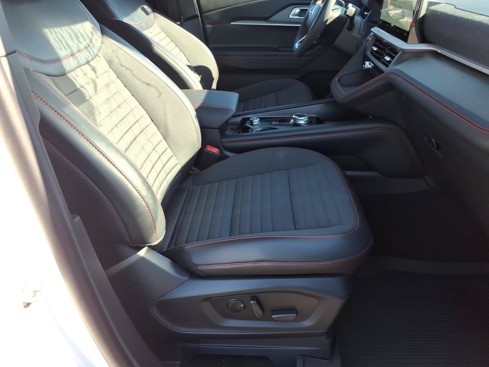 Used 2026 Ford Explorer ST-Line w/ ST-Line Street Pack AWD/4WD image 8