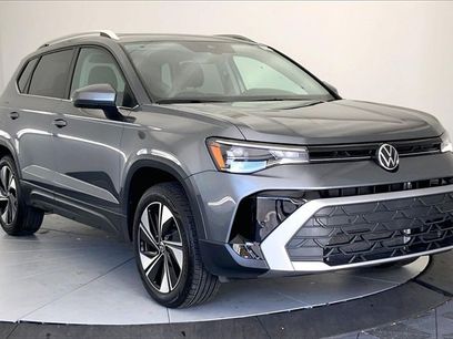 Used 2025 Volkswagen Taos SE w/ Panoramic Sunroof Package