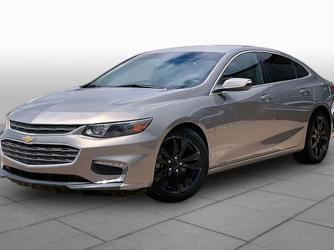 Used 2017 Chevrolet Malibu LT FWD image 3