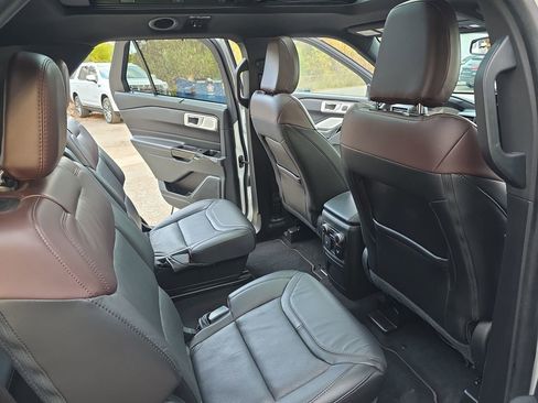 Used 2022 Ford Explorer Platinum w/ Equipment Group 601A image 11