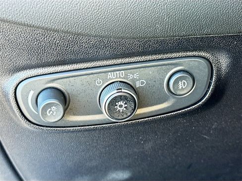 Used 2018 Chevrolet Equinox Premier image 10