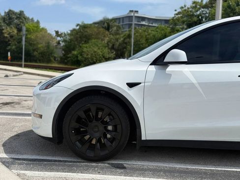 Used 2022 Tesla Model Y Long Range image 11