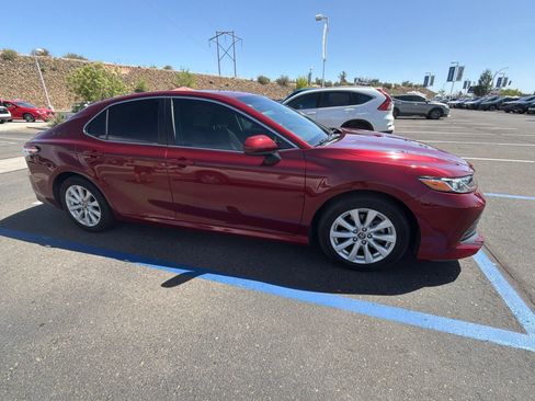 Used 2018 Toyota Camry LE FWD image 5