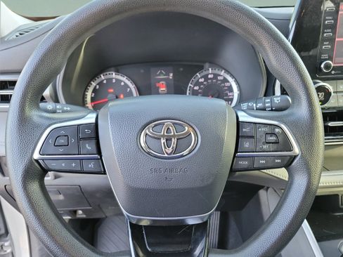 Used 2021 Toyota Highlander L FWD image 18