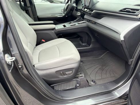 Used 2025 Toyota Sienna XLE FWD image 13