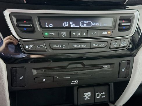 Used 2022 Honda Pilot Touring image 16