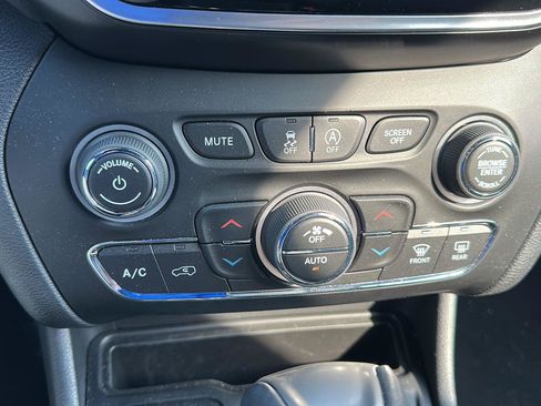 Used 2021 Jeep Cherokee High Altitude AWD/4WD image 21