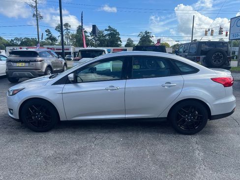 Used 2016 Ford Focus SE w/ Equipment Group 201A FWD image 8